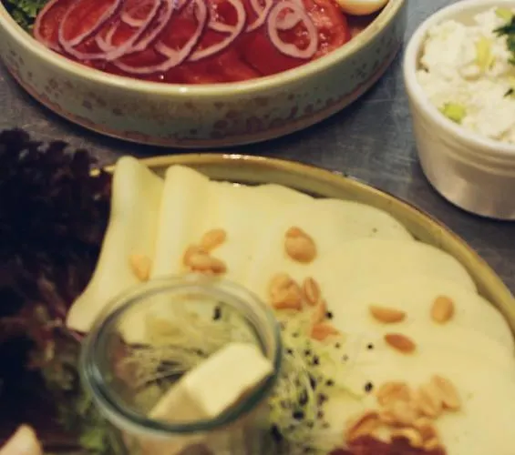 לינה וארוחת בוקר Forrest 3*